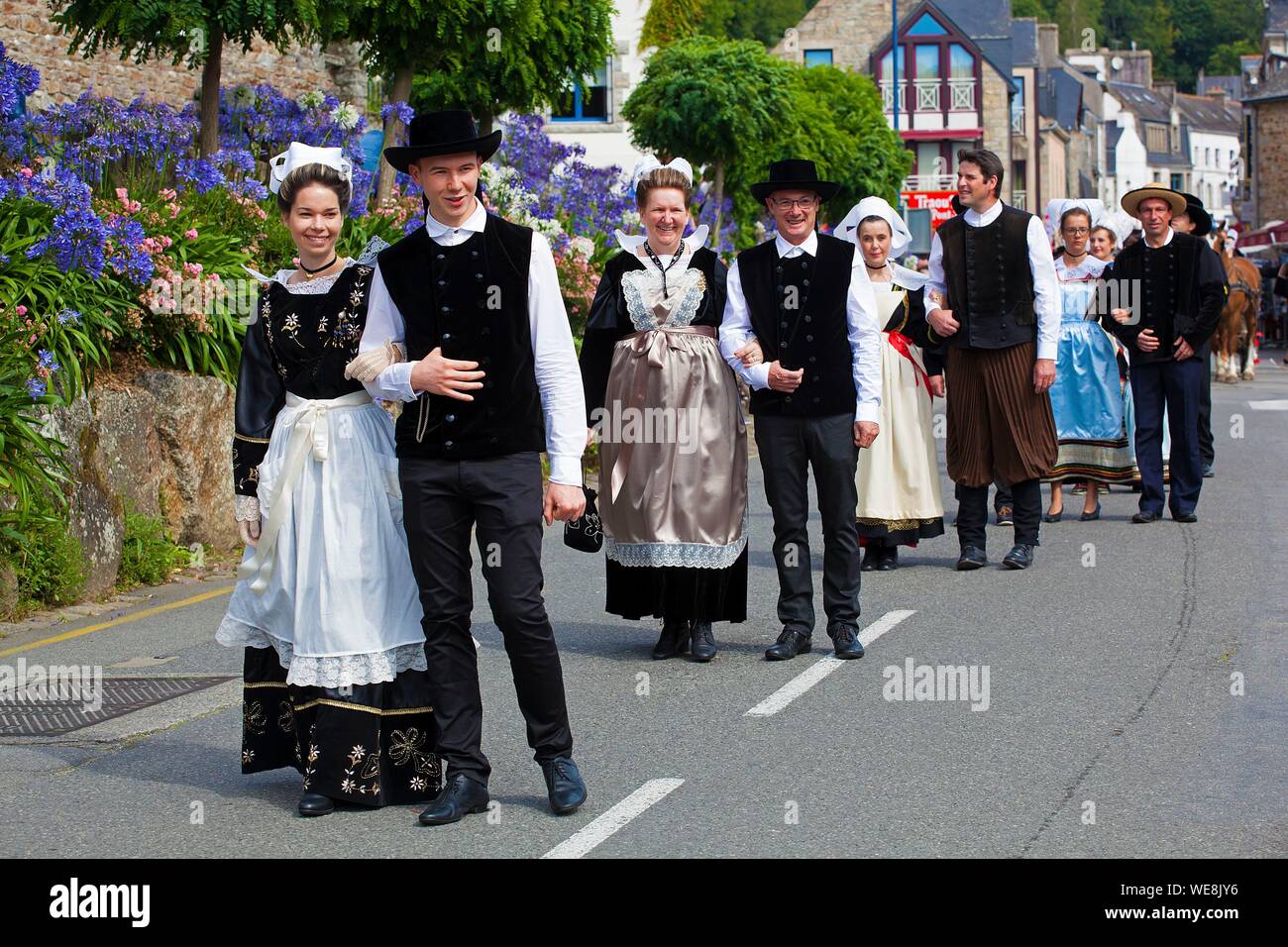 Francia, Finisterre, parata del Festival di ginestre fiori 2015 a Pont Aven, singoli gruppi Foto Stock