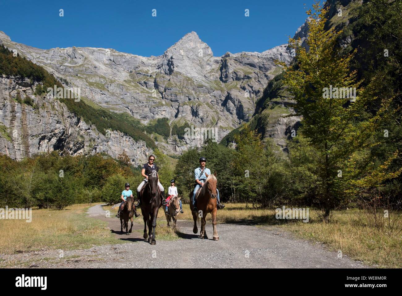 Francia, Haute Savoie, Sixt Fer a cheval trekking equestre nel Circus du Fer a cheval verso la fine del mondo per la cascata di La Gouille e la testa del Ottans (2549m) Foto Stock