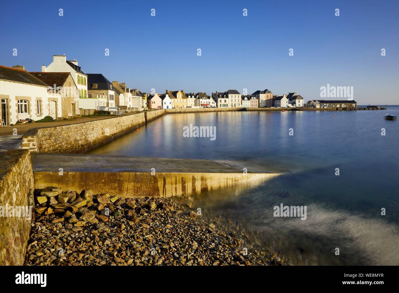 Francia, Finisterre, Iroise Mare, Iles du Ponant, Parc Naturel Regional d'Armorique Armorica (Parco naturale regionale), Ile de Sein, etichettati Les Plus Beaux de France (il più bel villaggio della Francia), il Quai des Français Libres Foto Stock