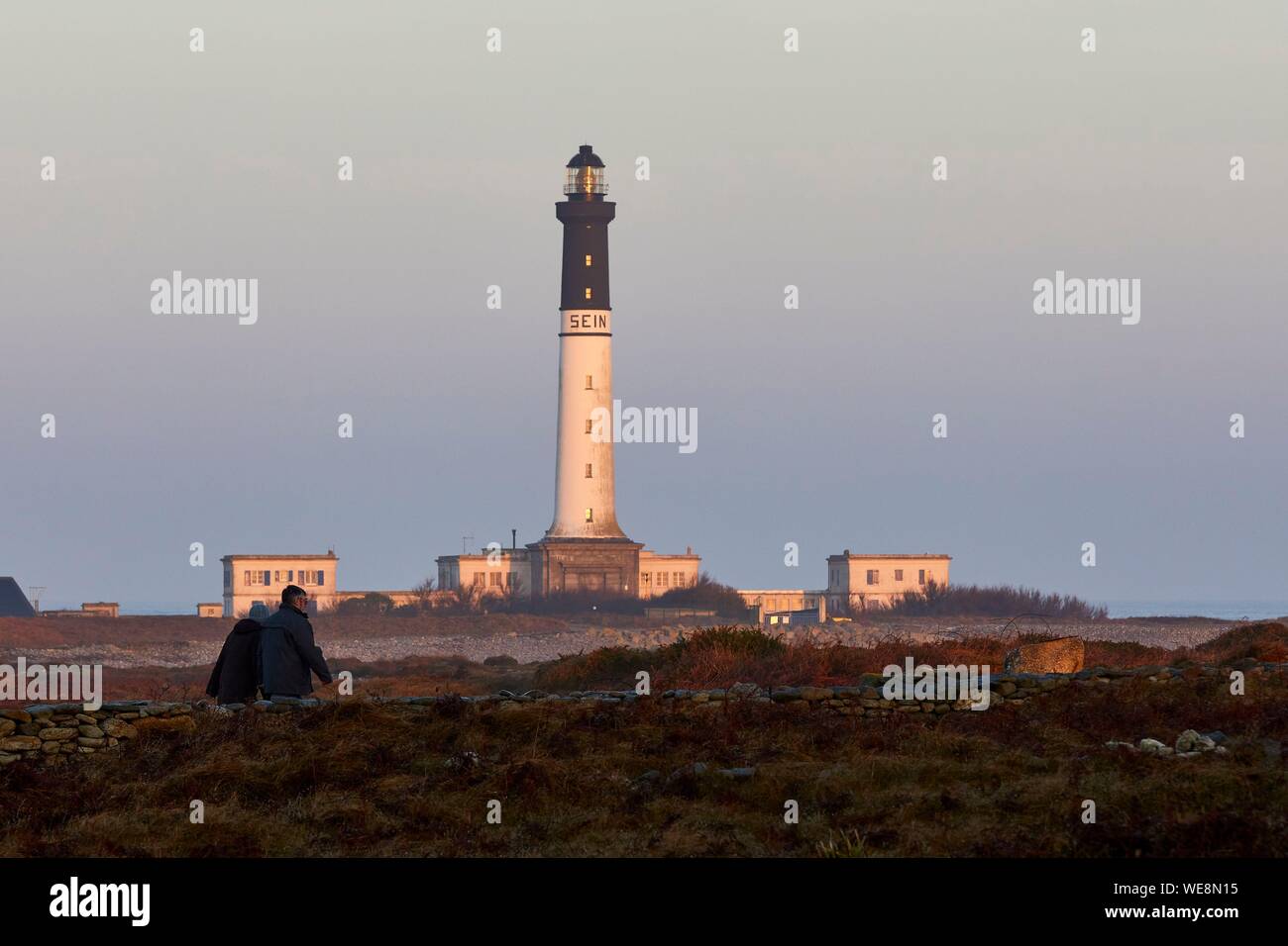 Francia, Finisterre, Iroise Mare, Iles du Ponant, Parc Naturel Regional d'Armorique Armorica (Parco naturale regionale), Ile de Sein, etichettati Les Plus Beaux de France (il più bel villaggio della Francia), il faro Goulenez Foto Stock