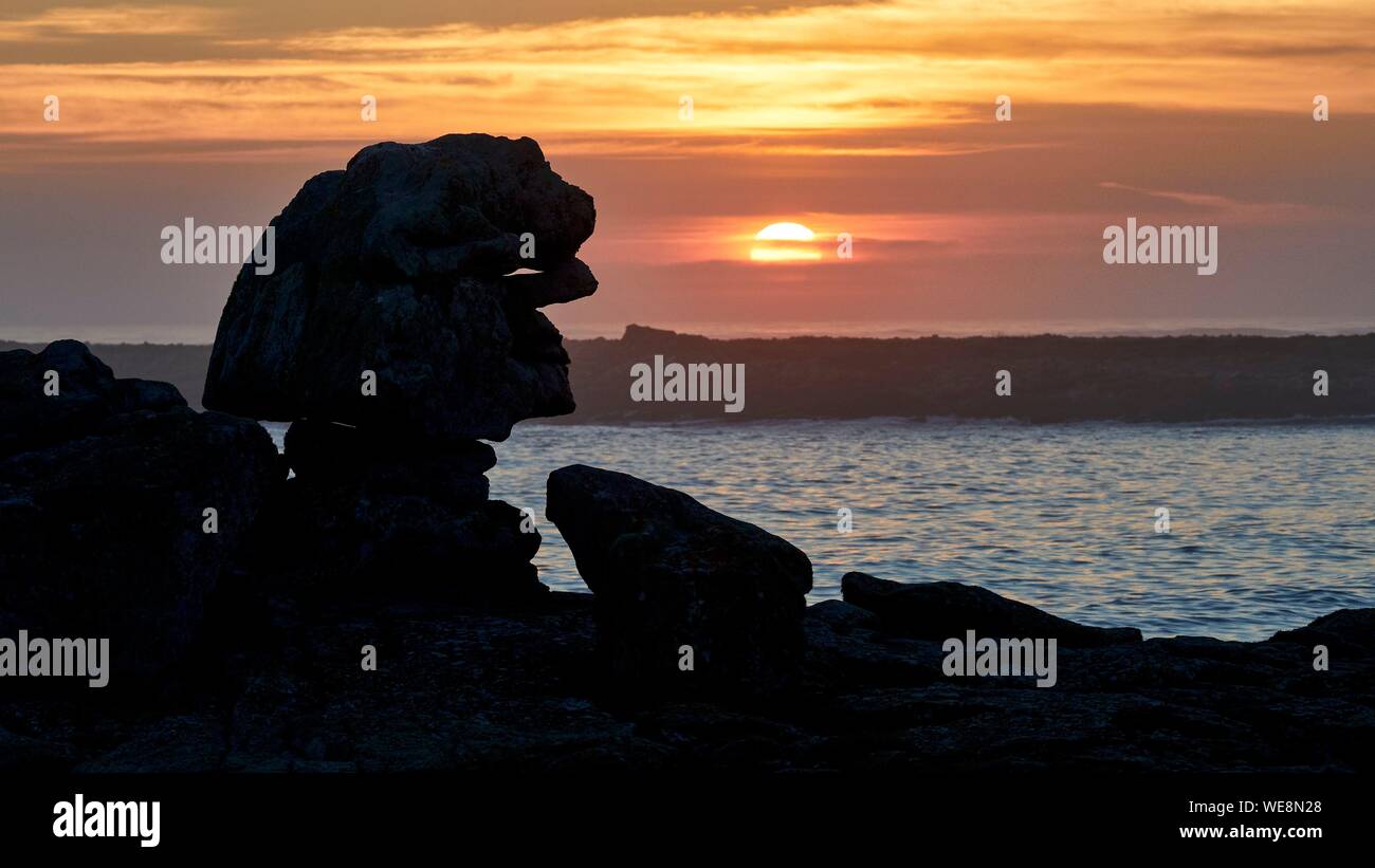 Francia, Finisterre, Iroise Mare, Iles du Ponant, Parc Naturel Regional d'Armorique Armorica (Parco naturale regionale), Ile de Sein, etichettati Les Plus Beaux de France (il più bel villaggio della Francia), rock le Sphinx al tramonto Foto Stock