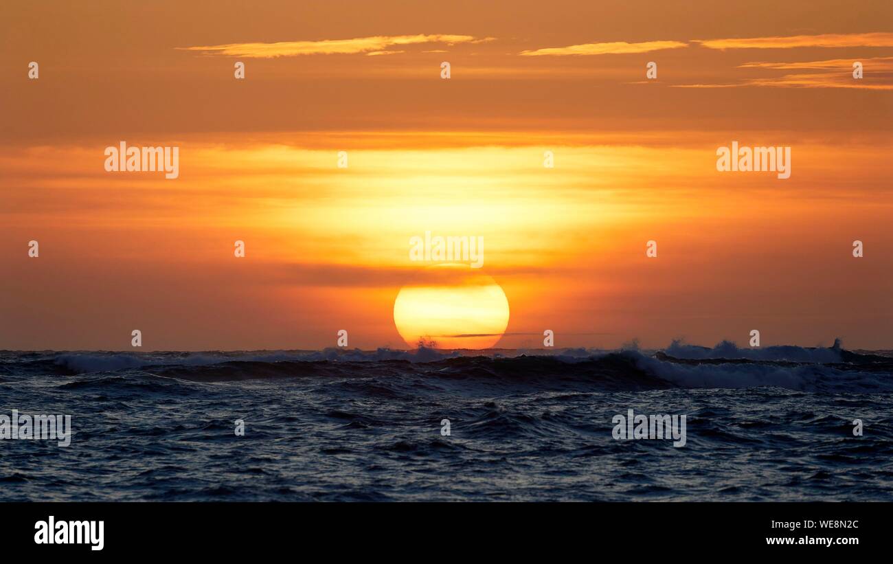 Francia, Finisterre, Iroise Mare, Iles du Ponant, Parc Naturel Regional d'Armorique Armorica (Parco naturale regionale), Ile de Sein, etichettati Les Plus Beaux de France (il più bel villaggio della Francia), il tramonto sul mare visto dalla costa Foto Stock