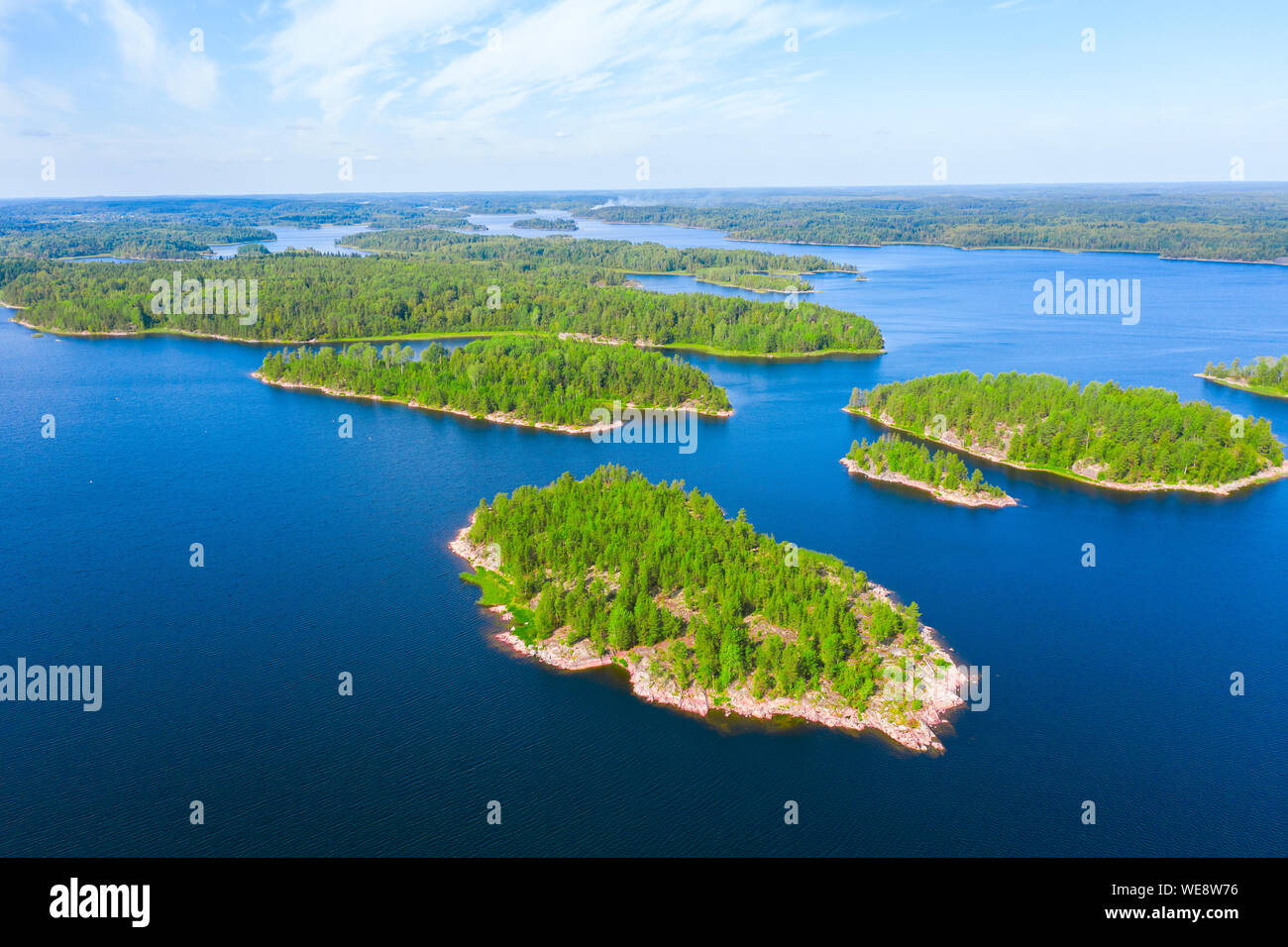 Vista aerea di isole verdi e lago blu Foto Stock