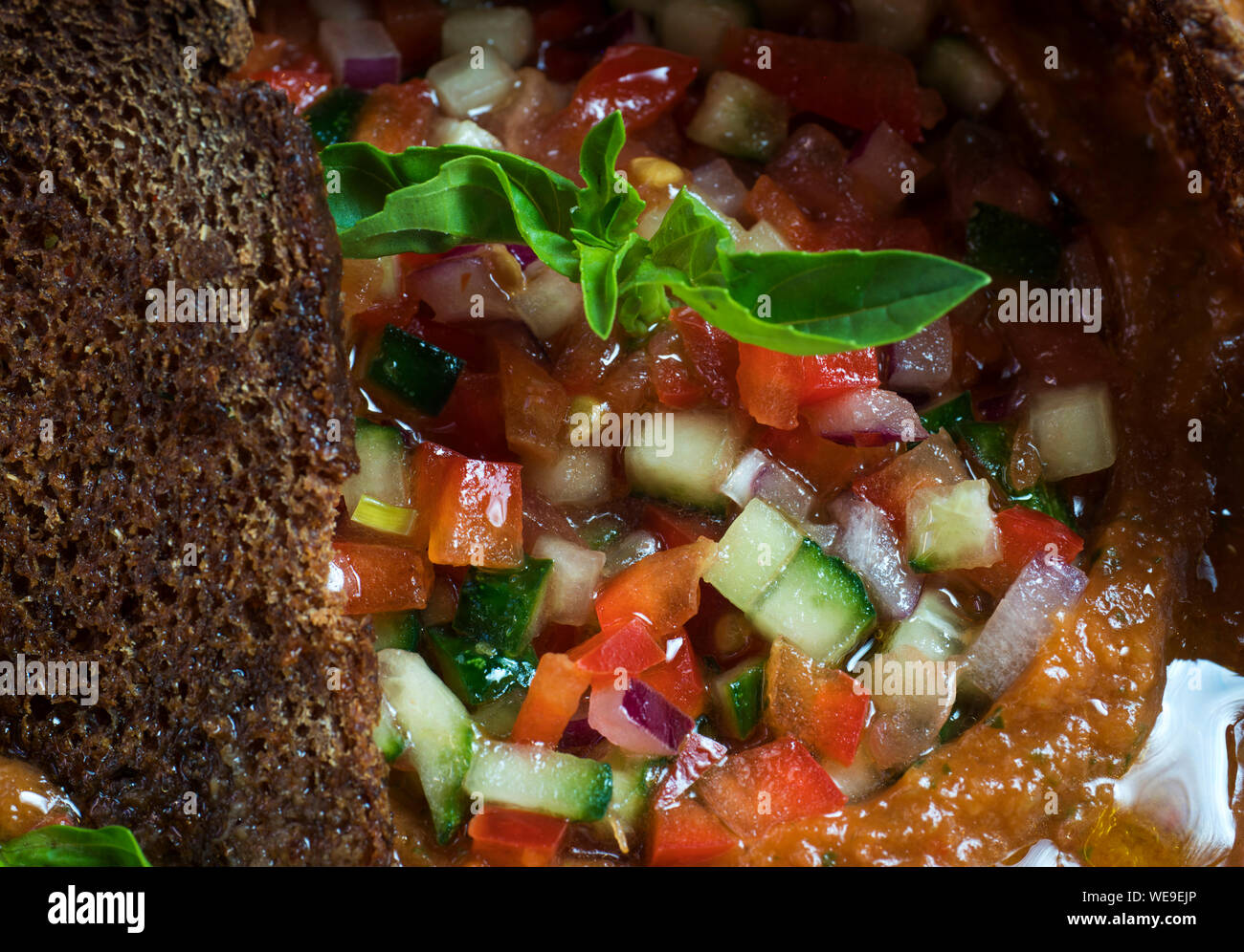 Rinfrescante Zuppa Gazpacho con basilico e cetrioli Foto Stock