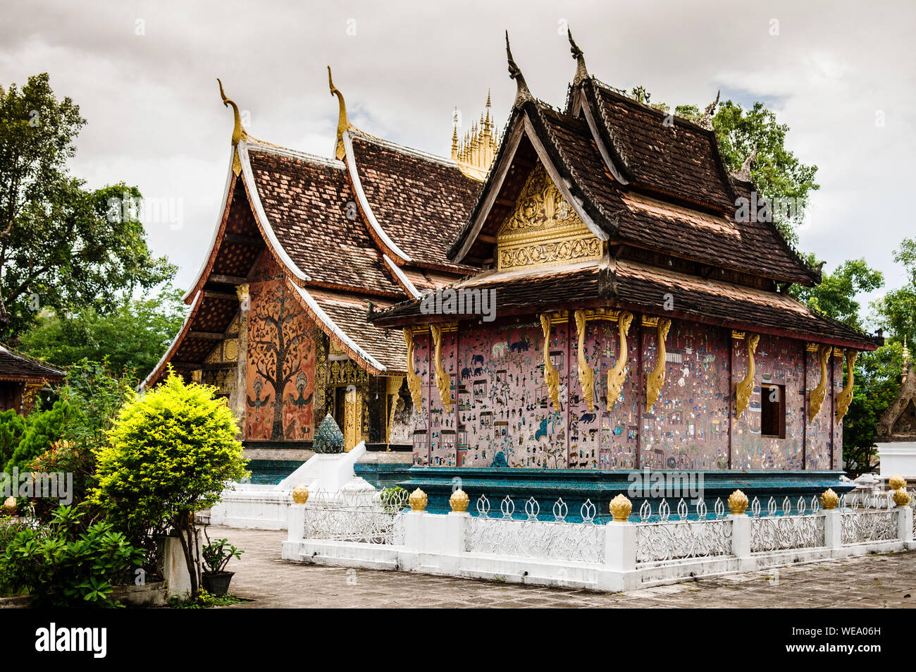 Un albero della vita di arte murale è stato impostato in vetro colorato mosaico a Wat Xieng Thong della sala principale di Wat Xieng Thong, Luang Prabang, Laos Foto Stock