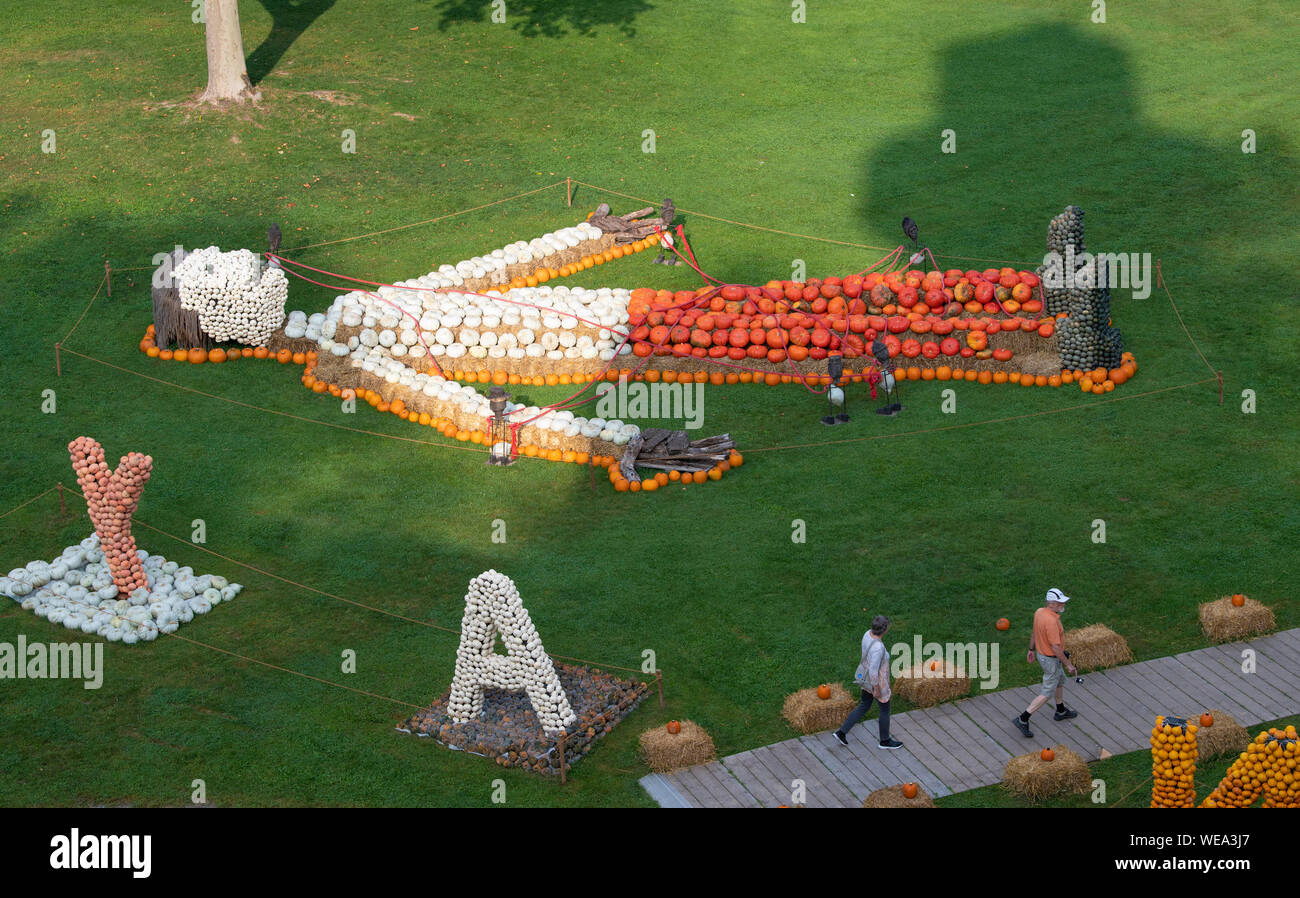 Ludwigsburg, Germania. Il 30 agosto, 2019. Una zucca figura raffigurante Gulliver Viaggio è presentato in occasione della XX mostra di zucca nel parco del Residenzschloss. Secondo gli espositori, questo è il più grande spettacolo del mondo nel suo genere questo anno sotto il motto 'favoloso mondo delle fiabe". Credito: Thomas Kienzle/dpa/Alamy Live News Foto Stock