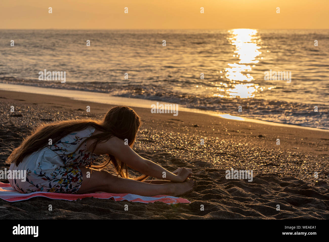 Lo Yoga a sunrise sulla Costa del Sol beach, Torremolinos Foto Stock