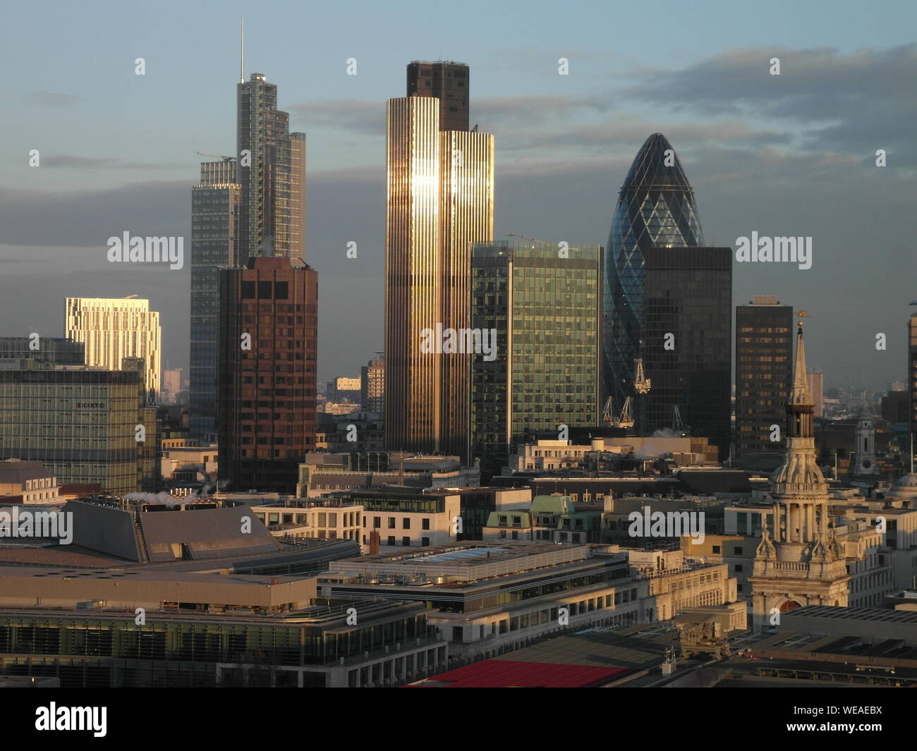 Vista della città di Londra da san Paolo con la cattedrale con il sole invernale riflessa dall'edificio torre 42. Il GHERKIN edificio a destra della torre 42 e la torre di airone a sinistra della torre 42. Il quartiere finanziario di Londra. I servizi finanziari. Città capitali. Capitale del Regno Unito. Foto Stock