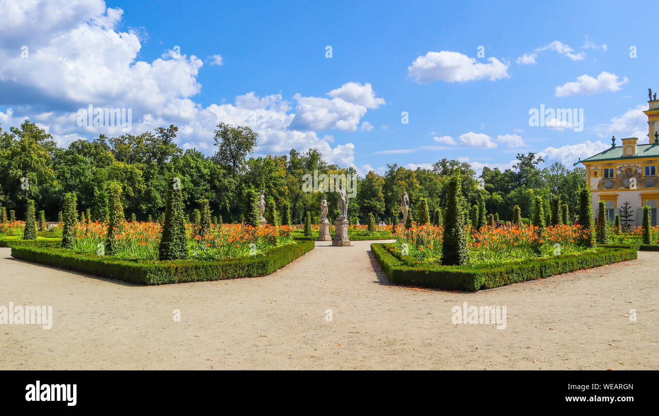 / Varsavia Polonia - Agosto 04 2019: splendido giardino di Royal Wilanow Palace. Residenza di re Giovanni III Sobieski Foto Stock