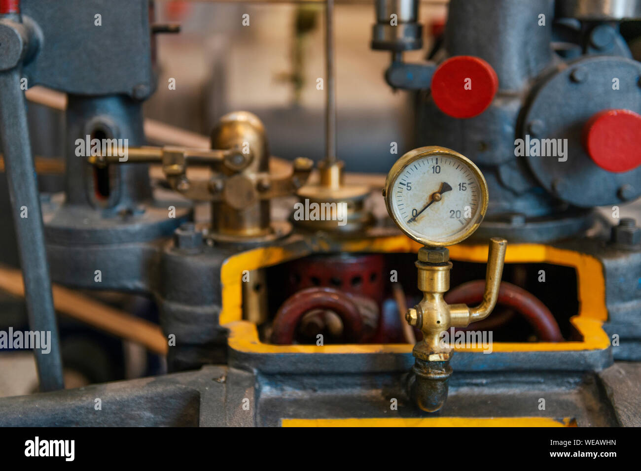 Ottone Vintage Machinery con manometro. Sfondo steampunk Foto Stock