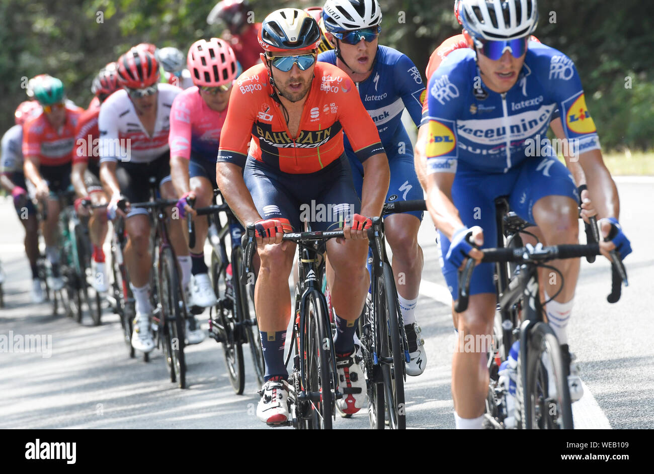Marburg, Germania. Il 30 agosto, 2019. Escursioni in bicicletta: UCI Europaserie, Germania Tour, seconda tappa da Marburg a Gottinga (202, 00 km). L'Italiano Sonny Colbrelli (secondo da destra) dal Team Bahrain-Merida sulla via. Credito: dpa picture alliance/Alamy Live News Foto Stock