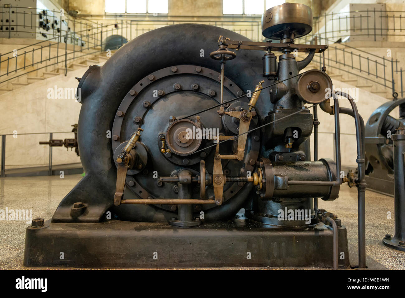 Retrò turbina idraulica presso l'impianto di alimentazione. Vintage Machinery. Foto Stock