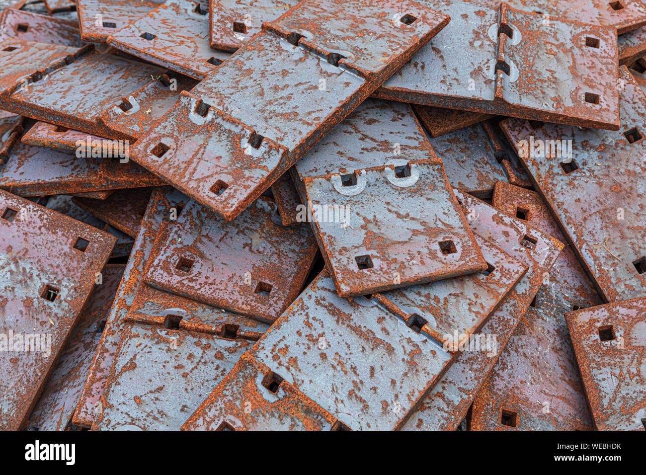 Casuale di una pila di arrugginimento railroad placche, riempimento del telaio. Adatto per lo sfondo. Copia dello spazio. Foto Stock