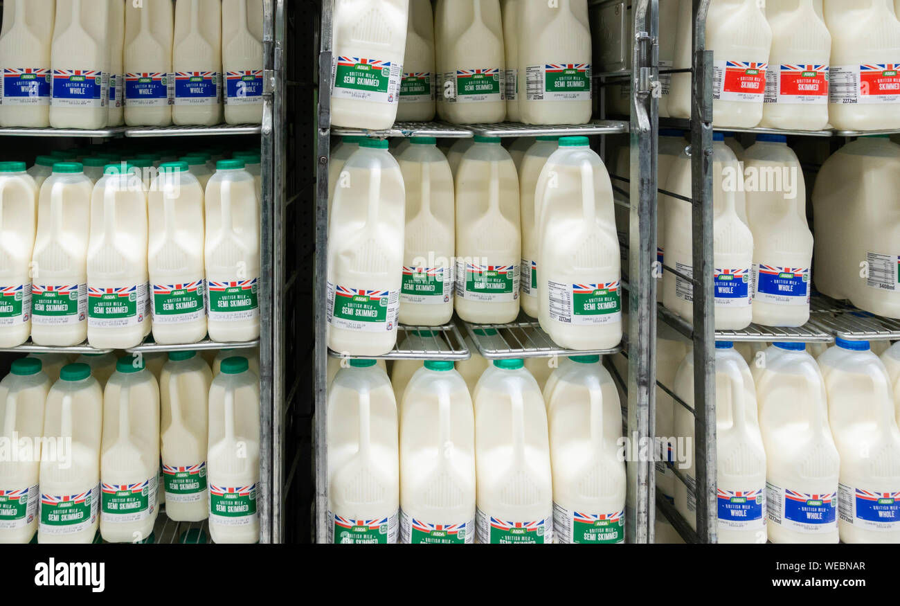 Il latte nel supermercato Asda. Regno Unito Foto Stock