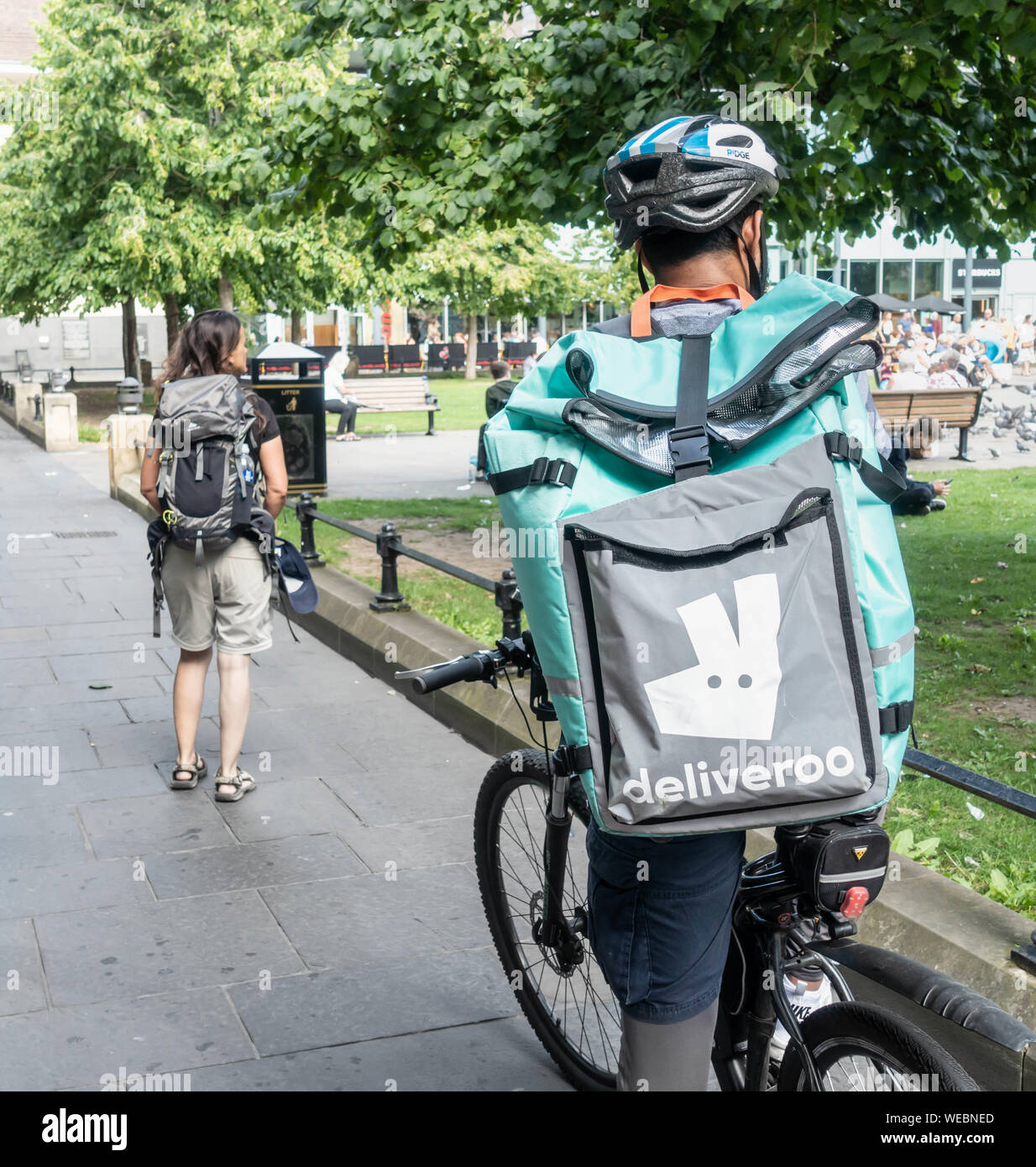 Ciclista Deliveroo/courier nel Regno Unito il centro città. Foto Stock