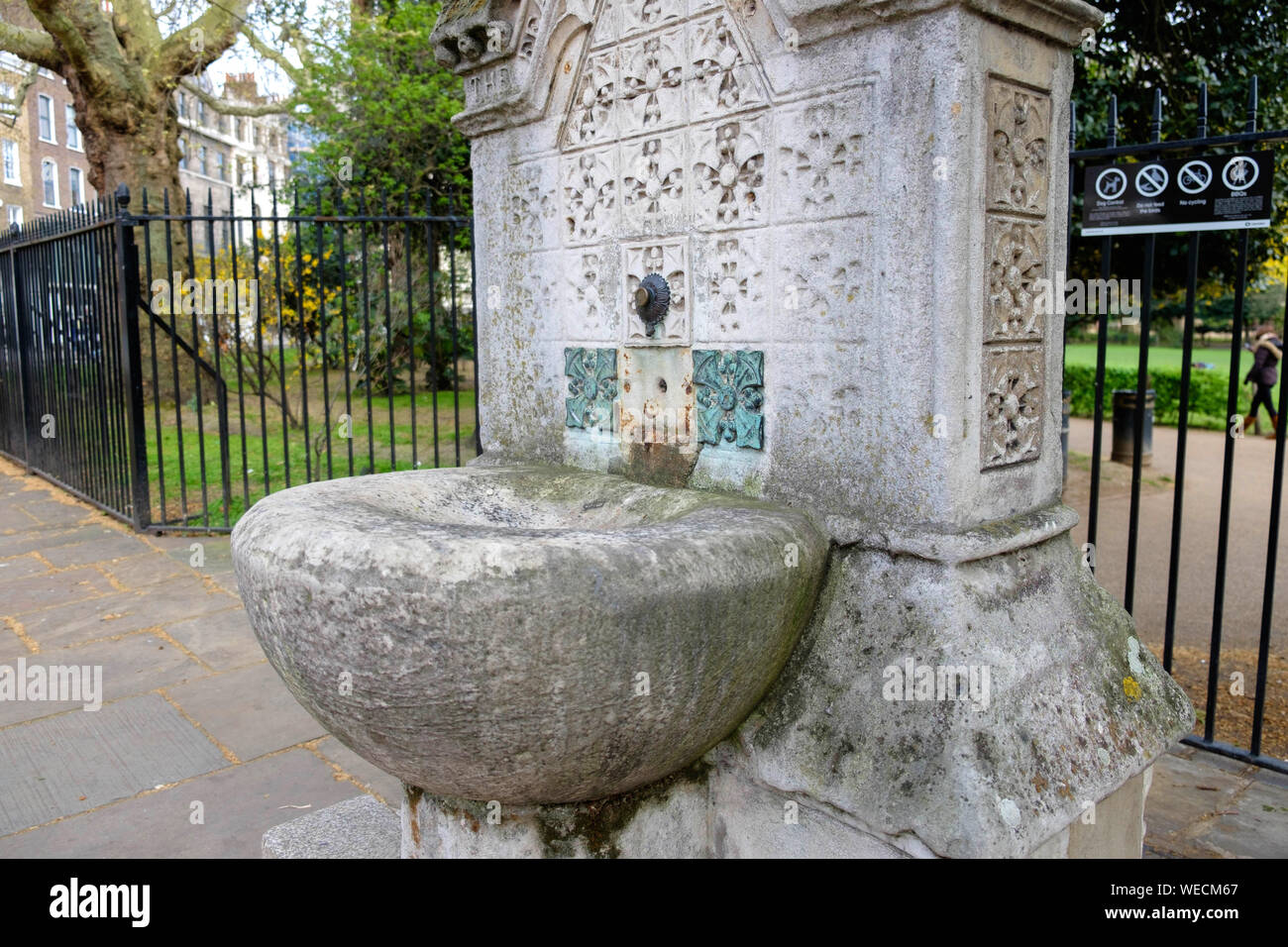 Close-up del gotico vittoriano acqua potabile fontana costruita 1861, Lincoln's Inn campi, London, England, Regno Unito Foto Stock