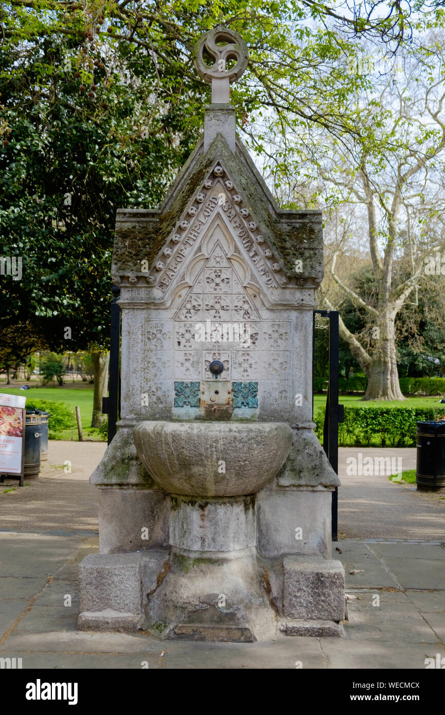 Gotico vittoriano acqua potabile fontana costruita 1861, Lincoln's Inn campi, London, Regno Unito Foto Stock