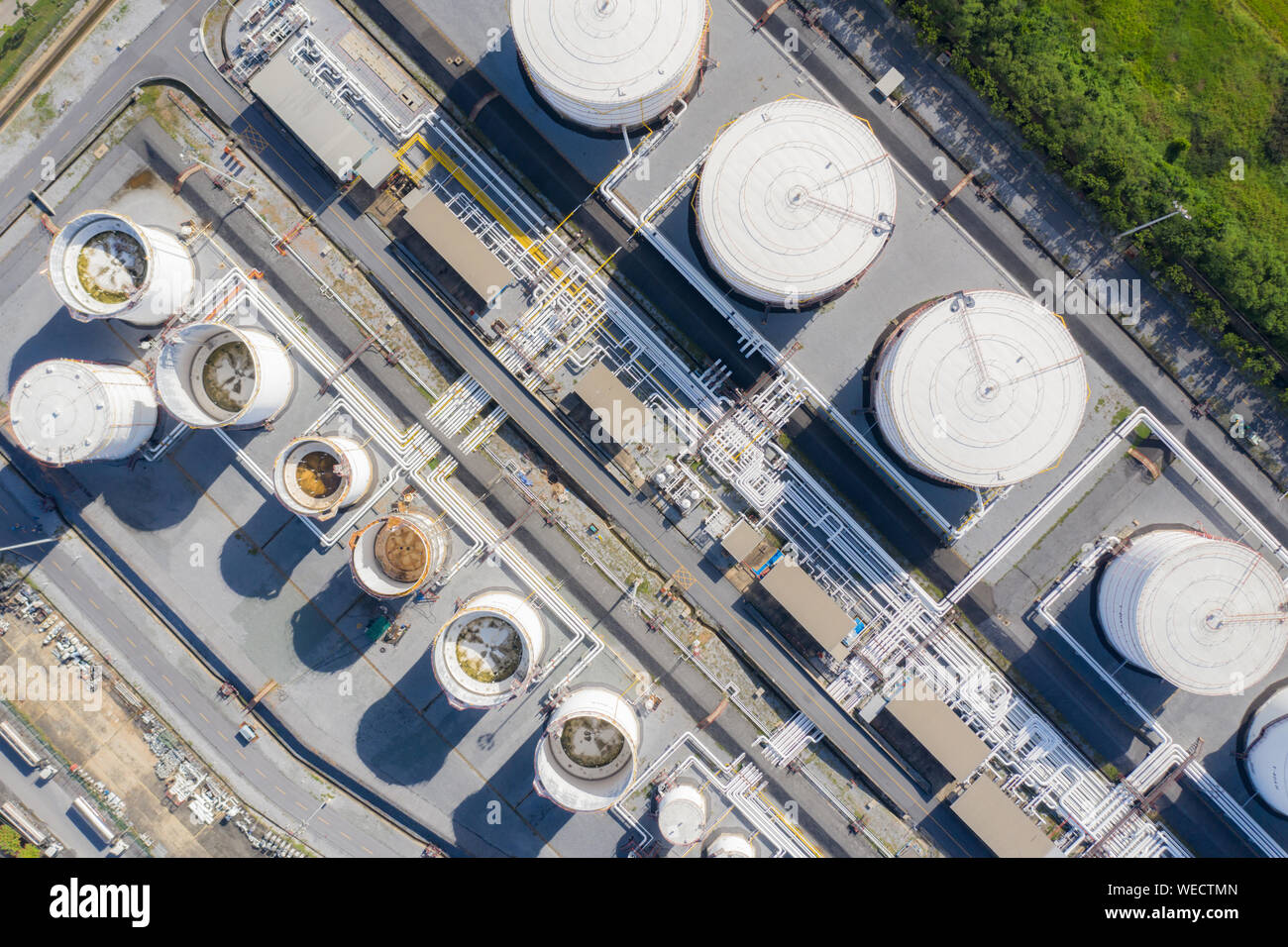 Vista aerea della industria chimica serbatoio di stoccaggio e autocisterna In wailting in impianto industriale per indirizzare l'olio alla stazione di gas. Foto Stock
