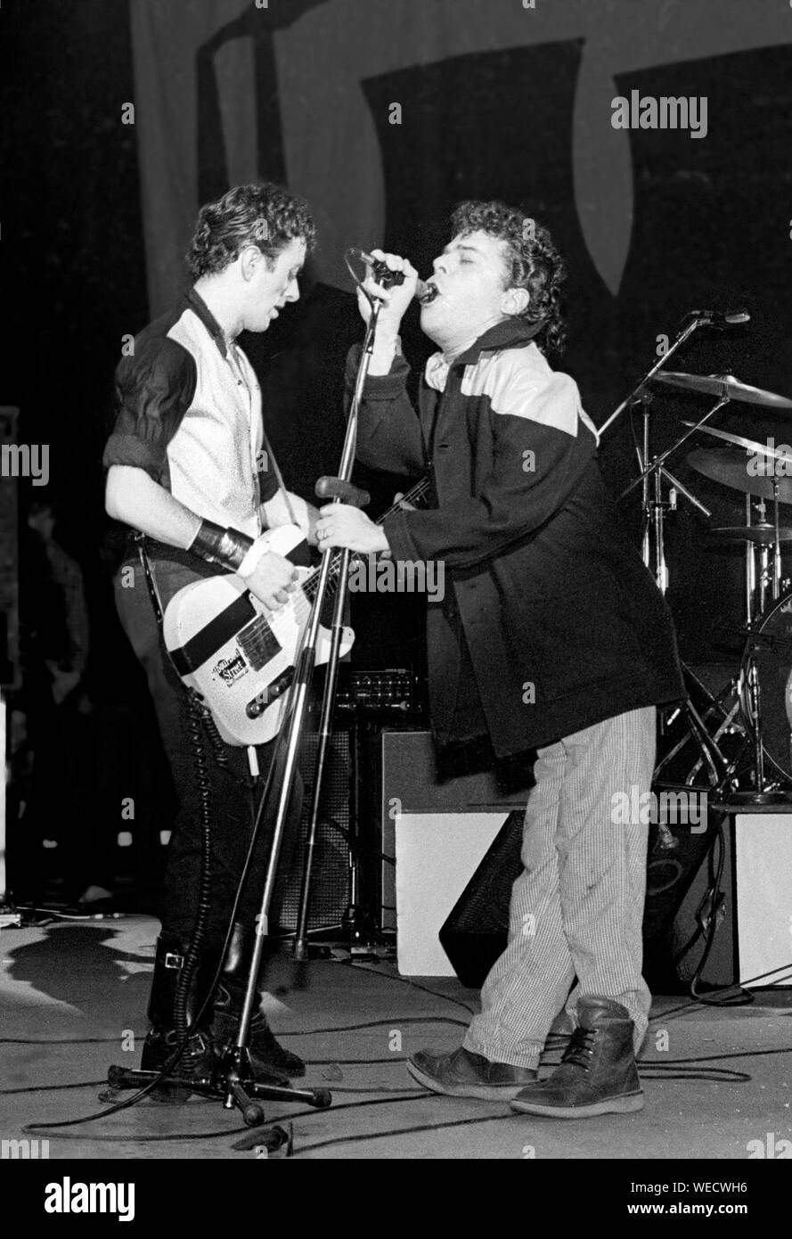 Ian Dury sul palco con Joe Strummer dello scontro al Palladium di New York City il 7 marzo, 1980 Foto Stock