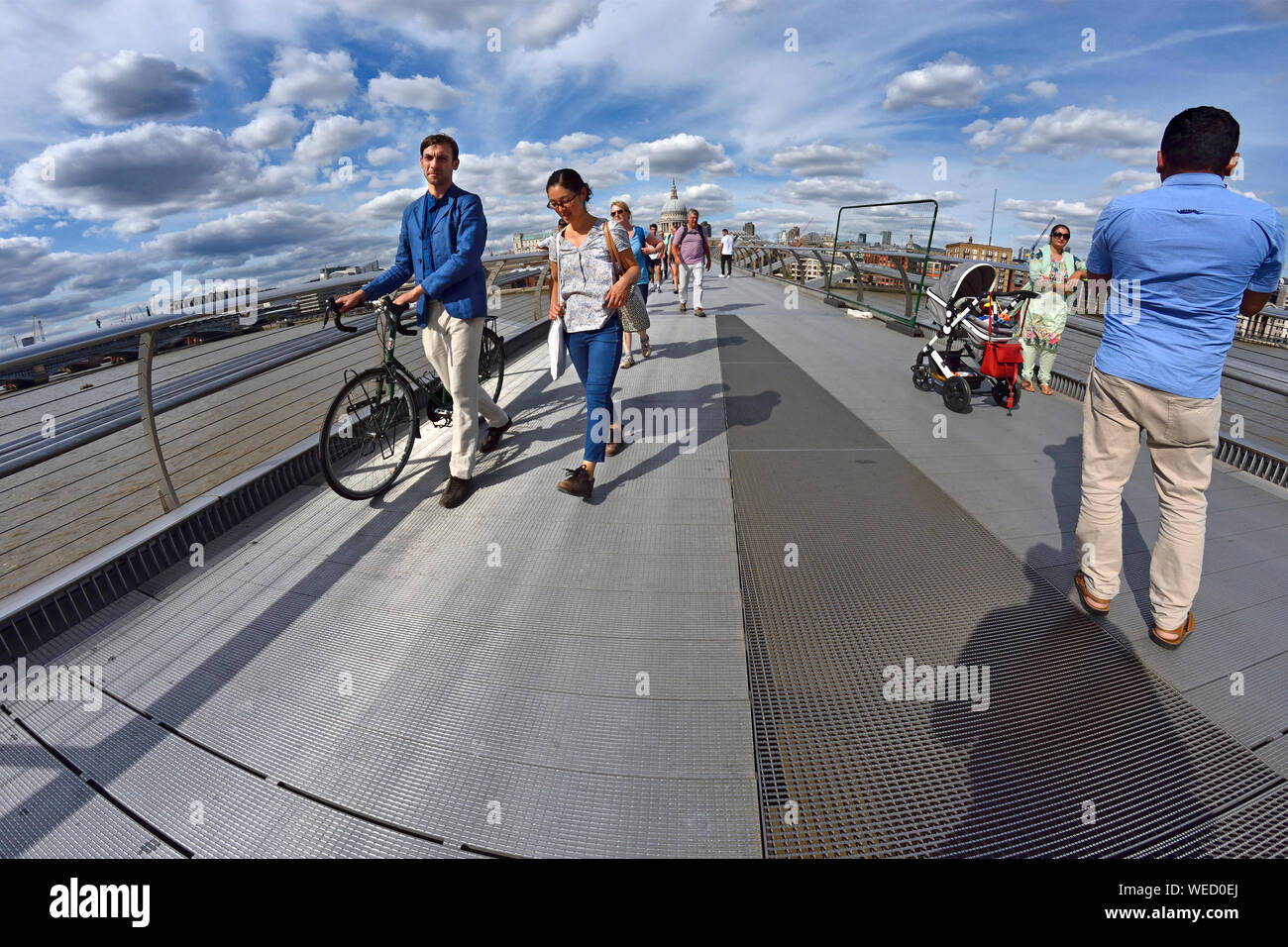 Londra, Inghilterra, Regno Unito. Le persone che attraversano il Millennium Bridge in una giornata di sole nel mese di agosto Foto Stock