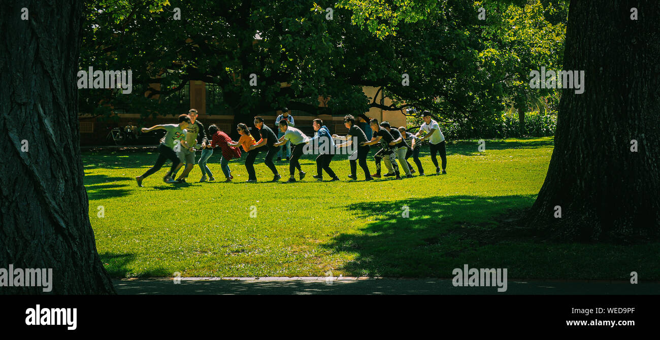 Melbourne, Australia, gruppo di amici che giocano una partita e si divertono Foto Stock