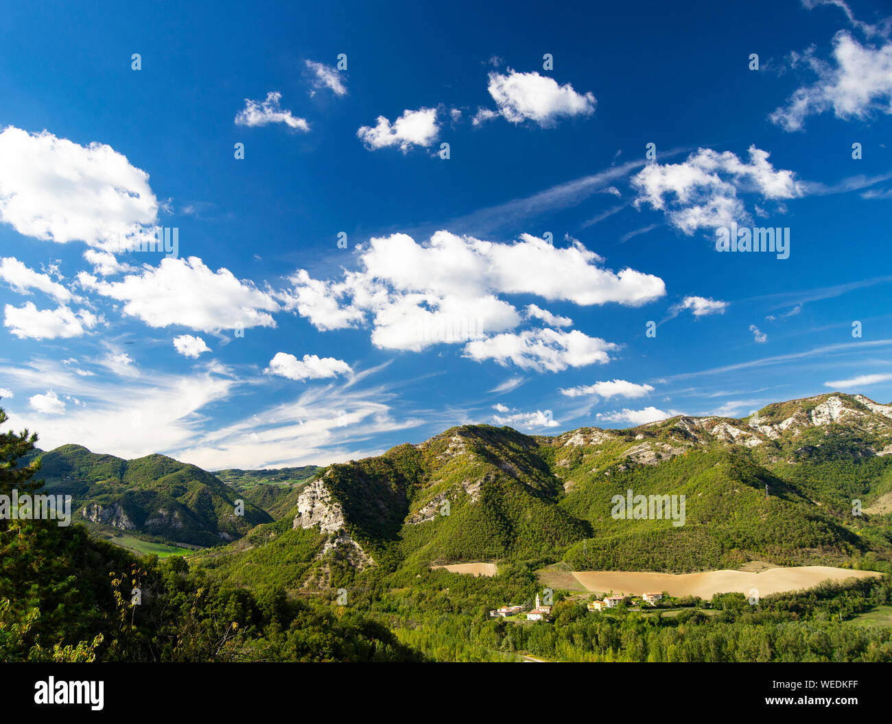 Vista panoramica della Scenic Reno River Valley, dell'Appennino, nei pressi di Bologna, Emilia Romagna, Italia Foto Stock