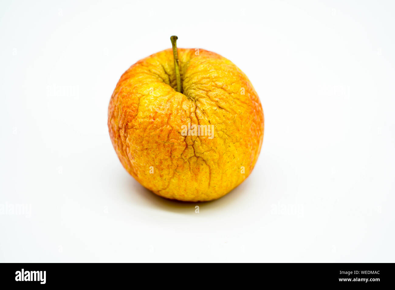 Il marcio decadimento apple rosso isolato su sfondo bianco. Alimenti dannosi per la salute per le persone. Foto Stock