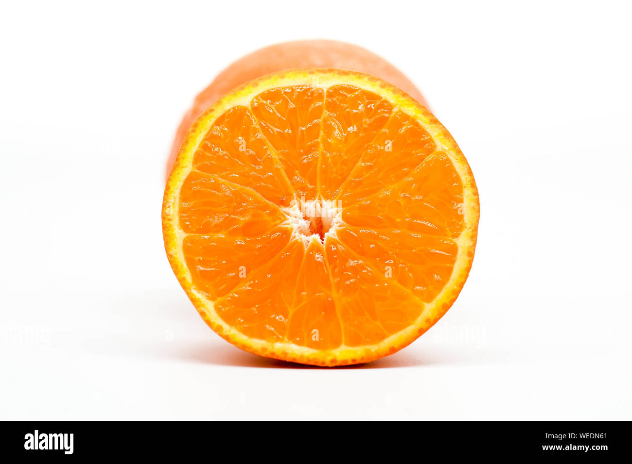 Fresco e salutare slice orange citrus isolati su sfondo bianco Foto Stock