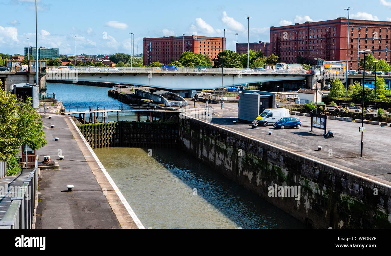 Il Plimsoll Swing bridge spanning Brunel bloccare all'entrata di Cumberland Basin e Bristol's Floating Harbour, Bristol REGNO UNITO Foto Stock