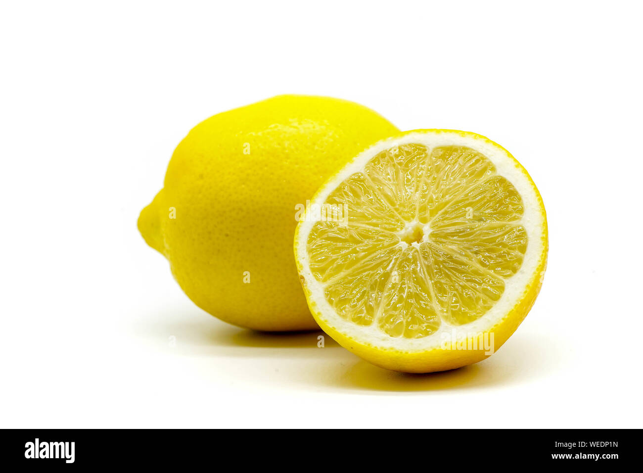 Fresco e salutare fetta di limone giallo lime isolati su sfondo bianco Foto Stock