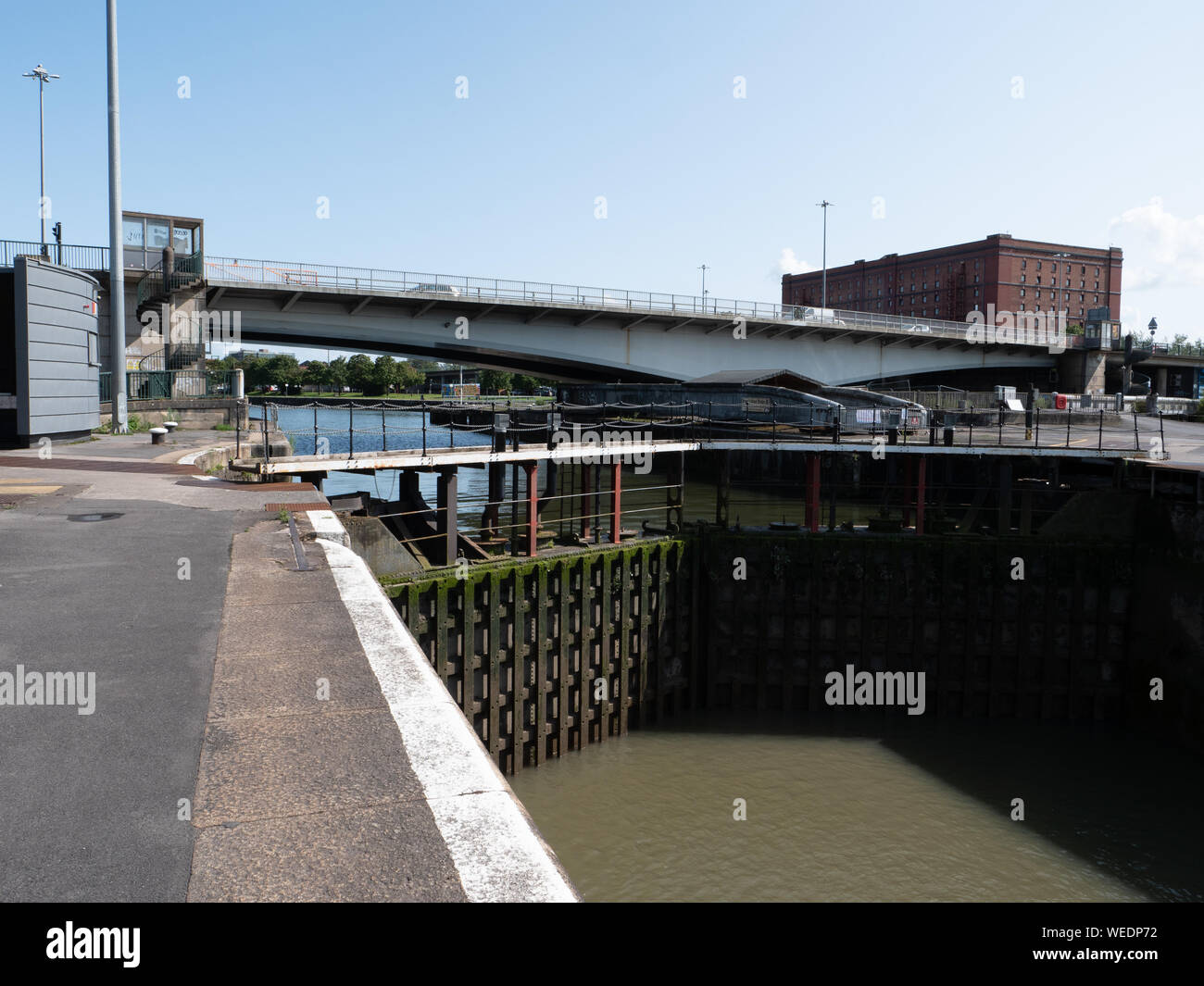 Il Plimsoll Swing bridge spanning Brunel bloccare all'entrata di Cumberland Basin e Bristol's Floating Harbour, Bristol REGNO UNITO Foto Stock