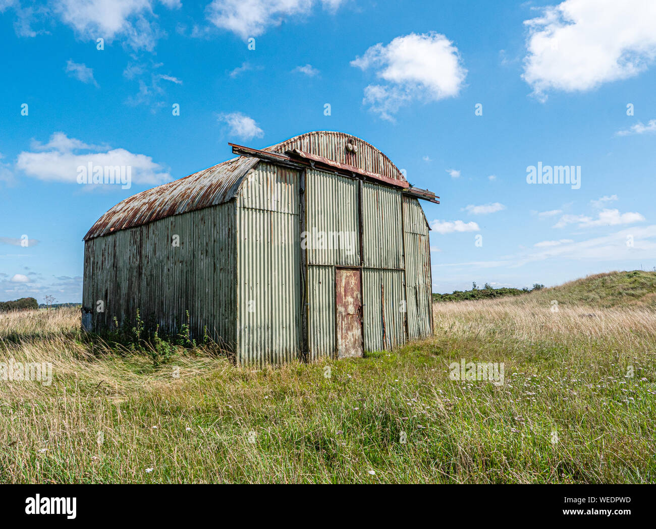 Ferro corrugato appendiabiti su Westbury Beacon Butterfly Conservation Reserve sul Mendips in Somerset, parte del ROC guerra fredda monitoraggio nucleare post Foto Stock