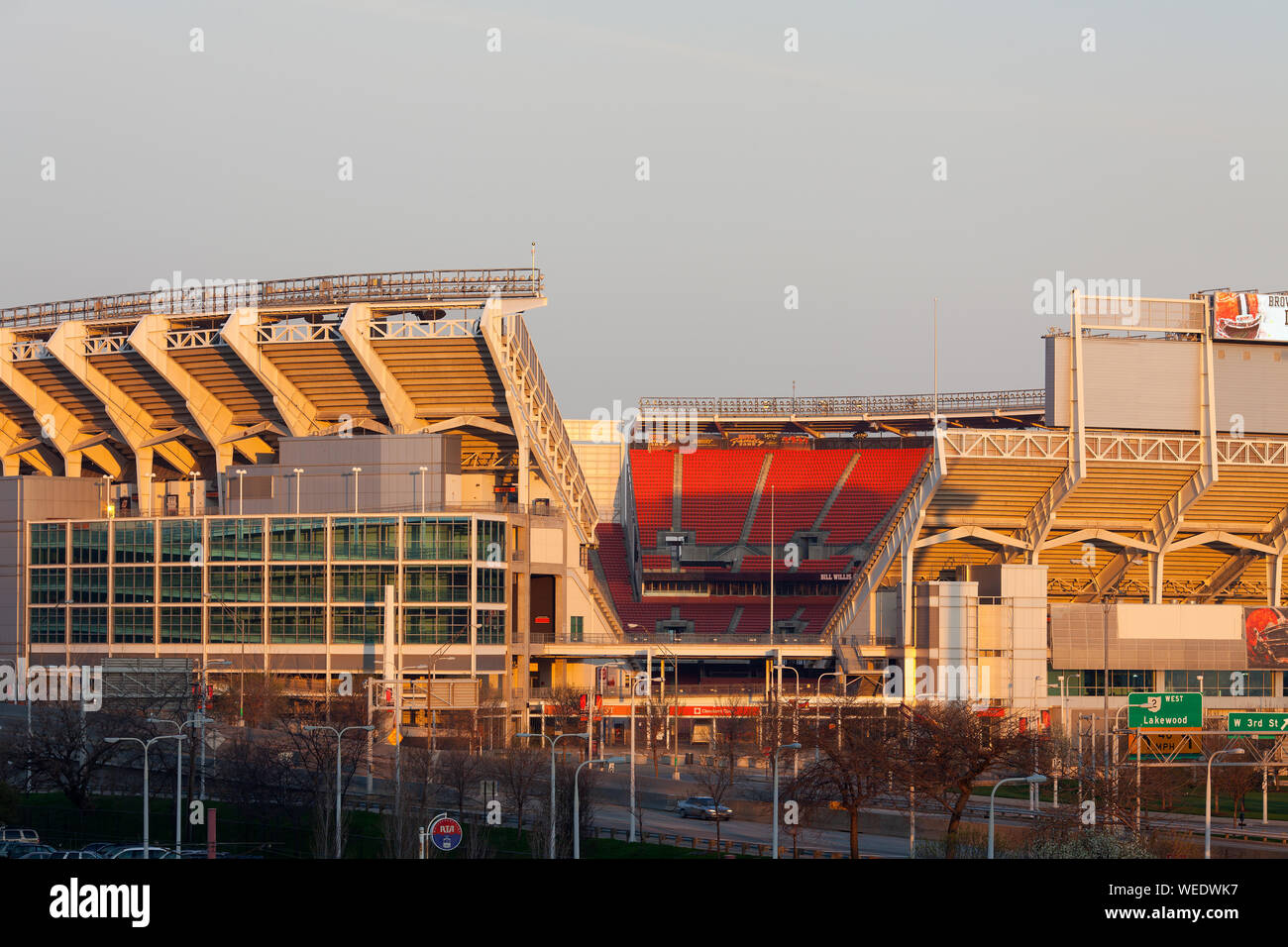 Cleveland, Ohio, Stati Uniti d'America - chiudere la vista di Cleveland Browns Stadium al tramonto. Foto Stock