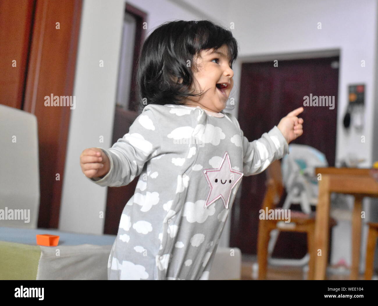 Happy Baby girl primi passi: pietre miliari dello sviluppo Foto Stock