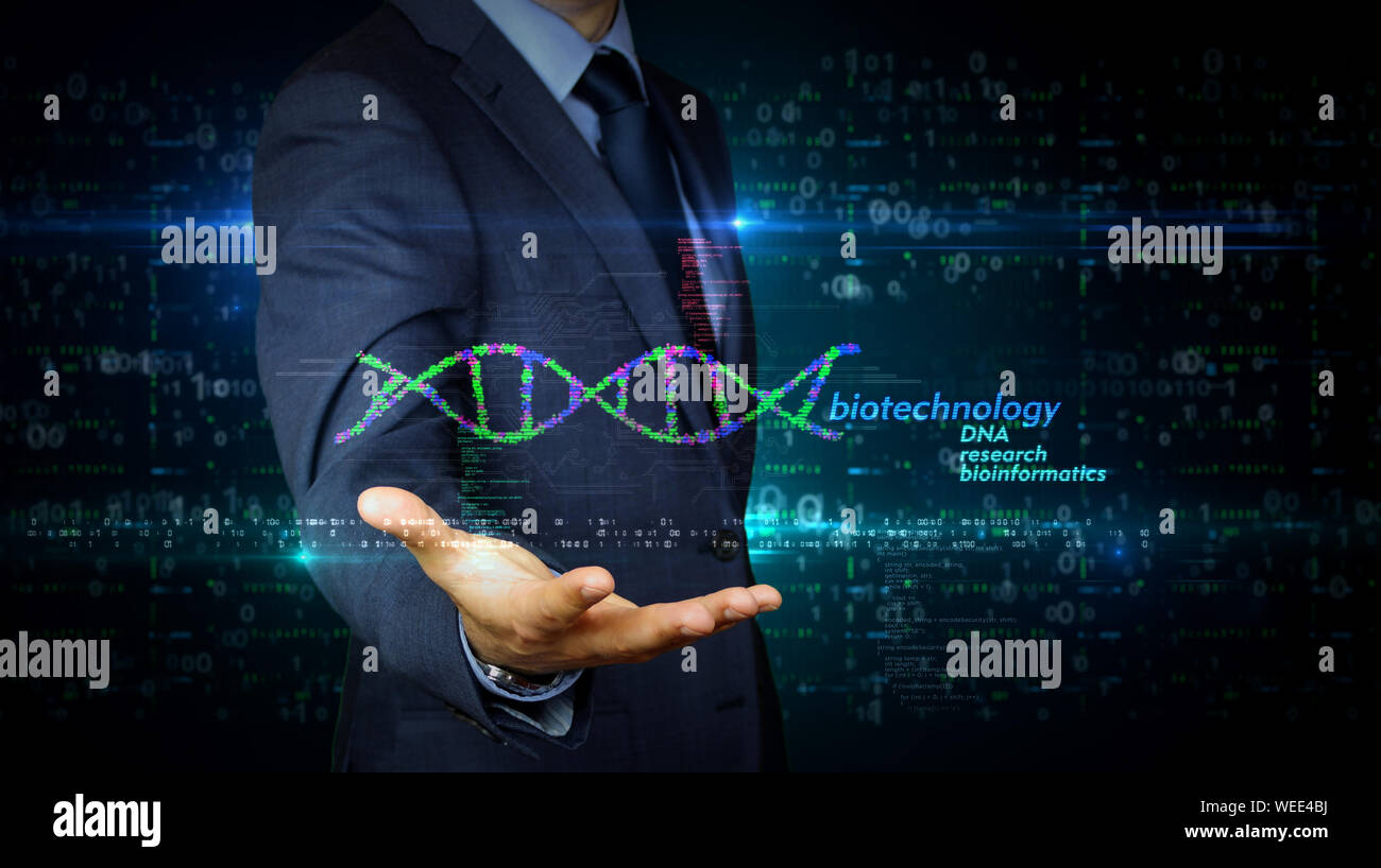 Un imprenditore in un vestito touch screen con la biotecnologia elica di DNA ologramma. Uomo con mano sul display virtuale di interfaccia. La bioinformatica, scienza, biol Foto Stock