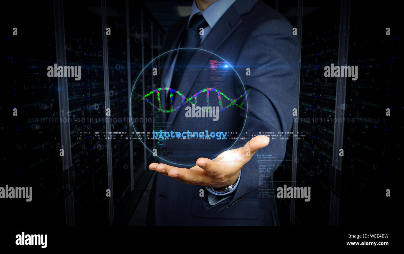 Un imprenditore in un vestito touch screen con la biotecnologia elica di DNA ologramma. Uomo con mano sul display virtuale di interfaccia. La bioinformatica, scienza, biol Foto Stock