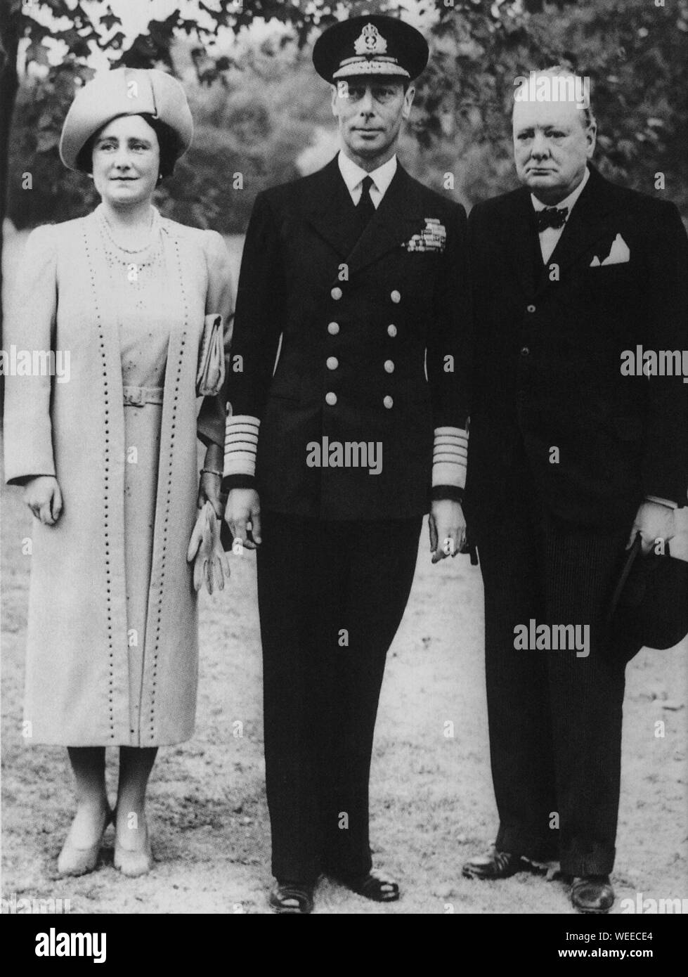 Winston Churchill con il re e la regina in una visita a Buckingham Palace, che in quel giorno era stato colpito da una bomba tedesca. 13 settembre 1940 Foto Stock