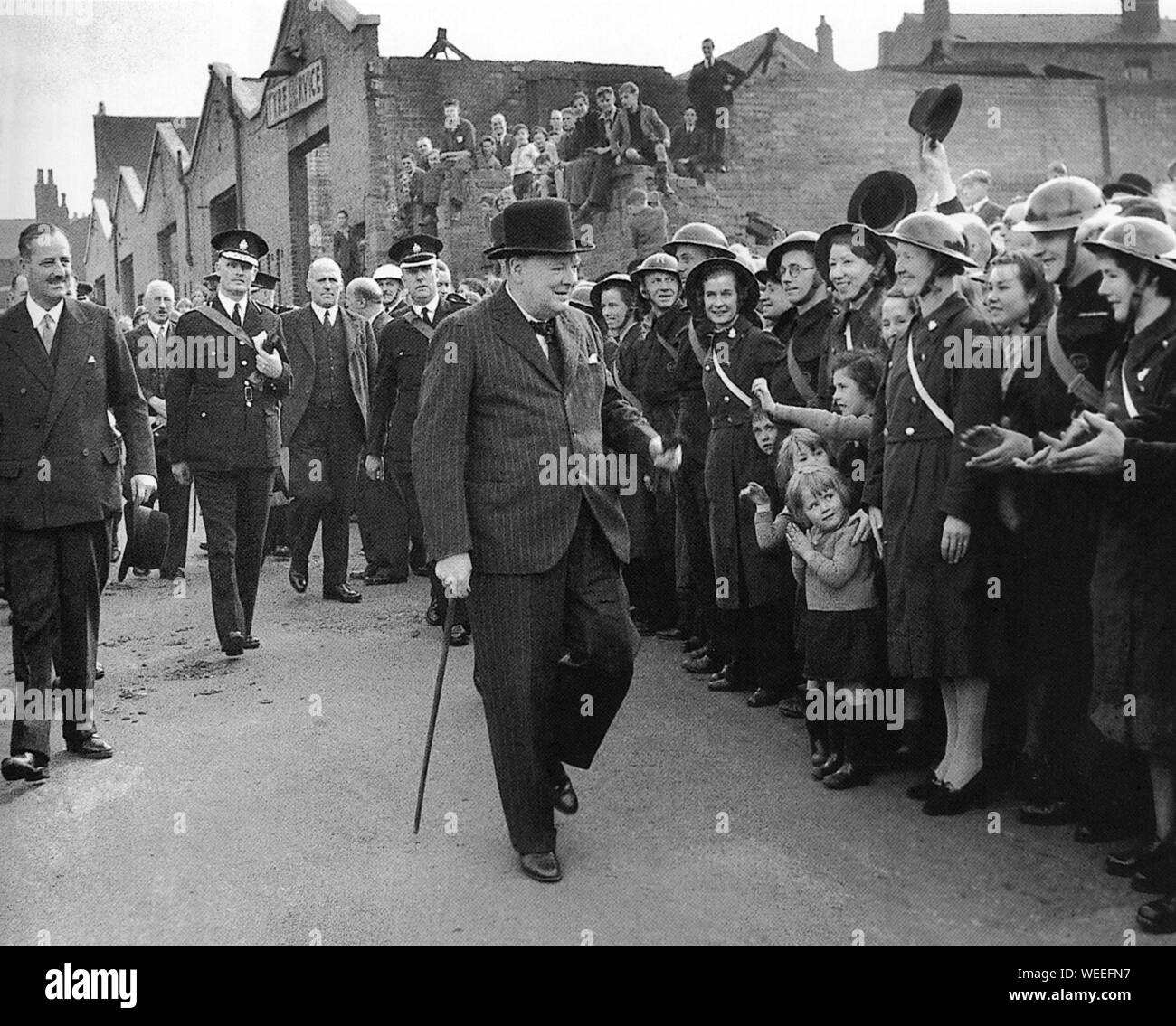 Winston Churchill visita bombe città danneggiate. Qui è in visita a Birmingham. Settembre 1941 Foto Stock