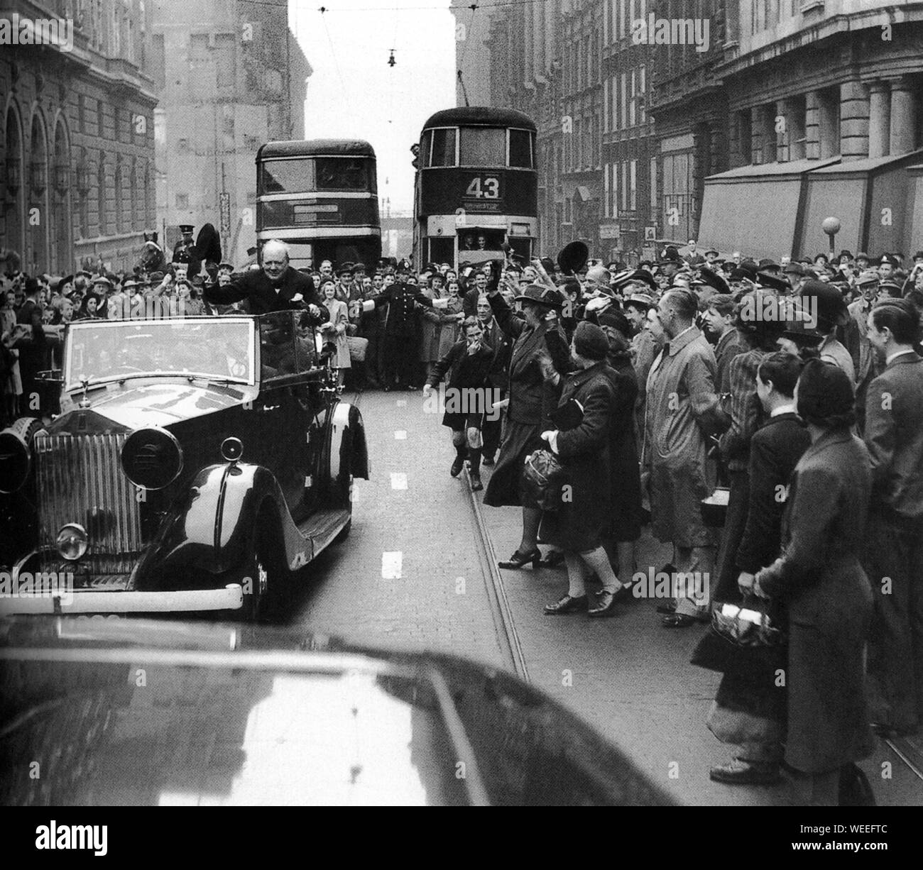 Winston Churchill visita Liverpool e vedere in prima persona i danni causati dal Blitz. Settembre 1941 Foto Stock