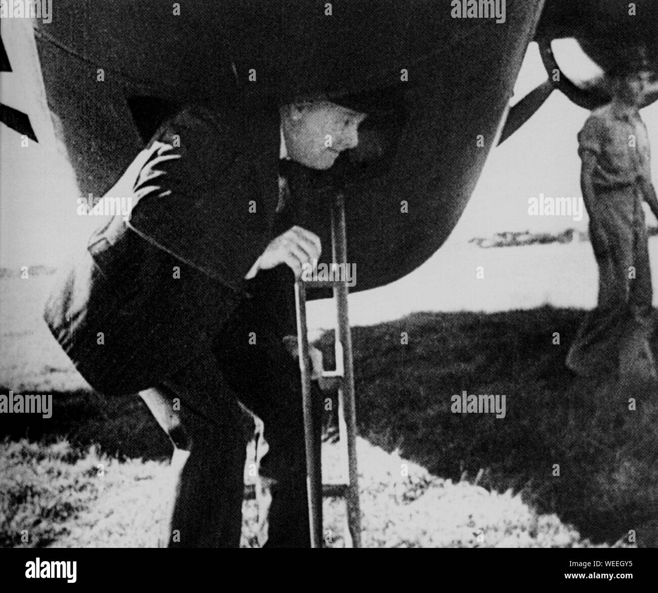 Winston Churchill discende da un bombardiere del Liberatore RAF su di lui Prima visita in Unione Sovietica per un incontro con Joseph Stalin.13 agosto 1942 Foto Stock