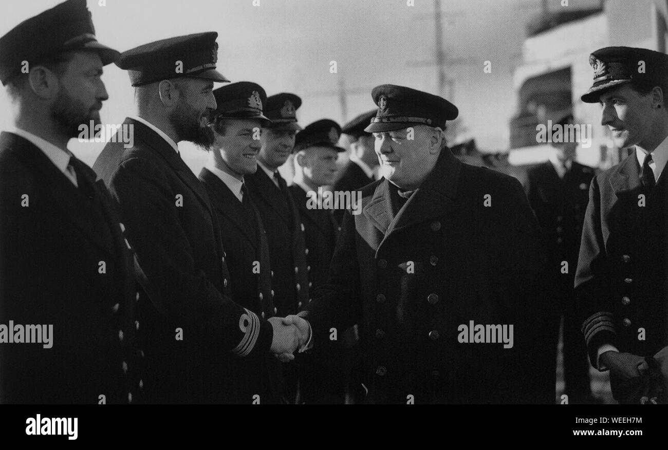 Winston Churchill incontro capitani della Royal Navy cacciatorpediniere che avevano accompagnato i convogli di artico per l'URSS Foto Stock