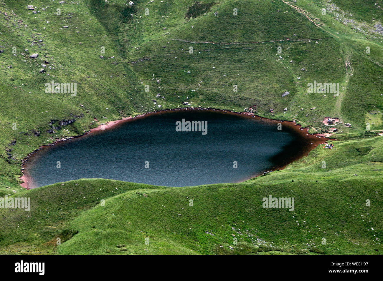 Llyn Cwm Llwch, piccolo lago glaciale sotto il mais Ddu in Brecon Beacons, Wales, Regno Unito Foto Stock