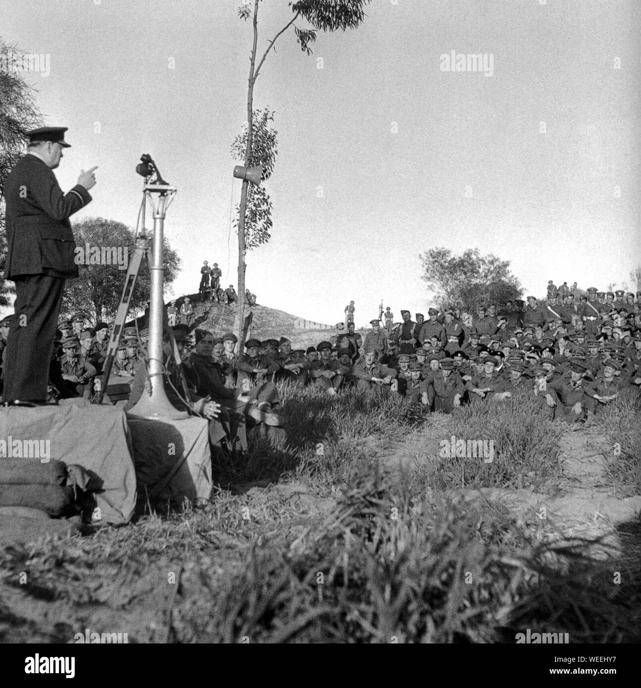 Winston Churchill a Tripoli si rivolse alle truppe dell'VIII Armata. Febbraio 1943 Foto Stock