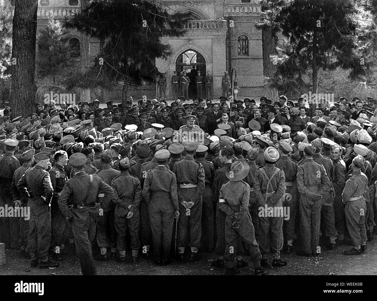 Winston Churchill sulla sua sessantanovesima compleanno, affrontando gli ufficiali e gli uomini della Persia e Iraq il comando presso la legazione britannica a Teheran,30 Nov 1943. Foto Stock