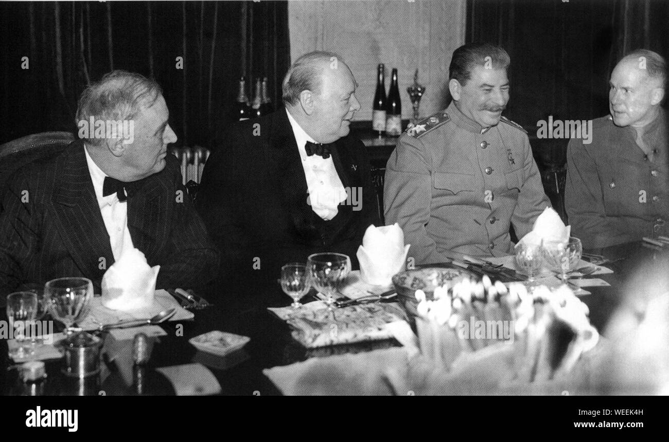 Winston Churchill con Roosevelt e Stalin a Churchill sessanta-nona festa di compleanno a Teheran il 30 novembre 1943 Foto Stock