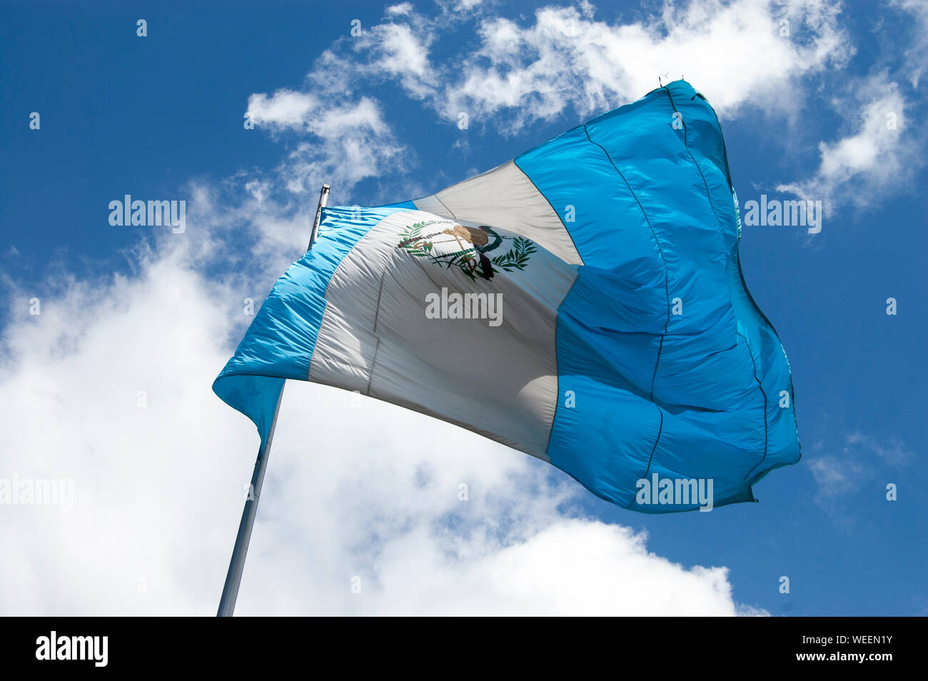 Basso angolo vista della bandiera guatemalteca agitando contro Sky Foto Stock
