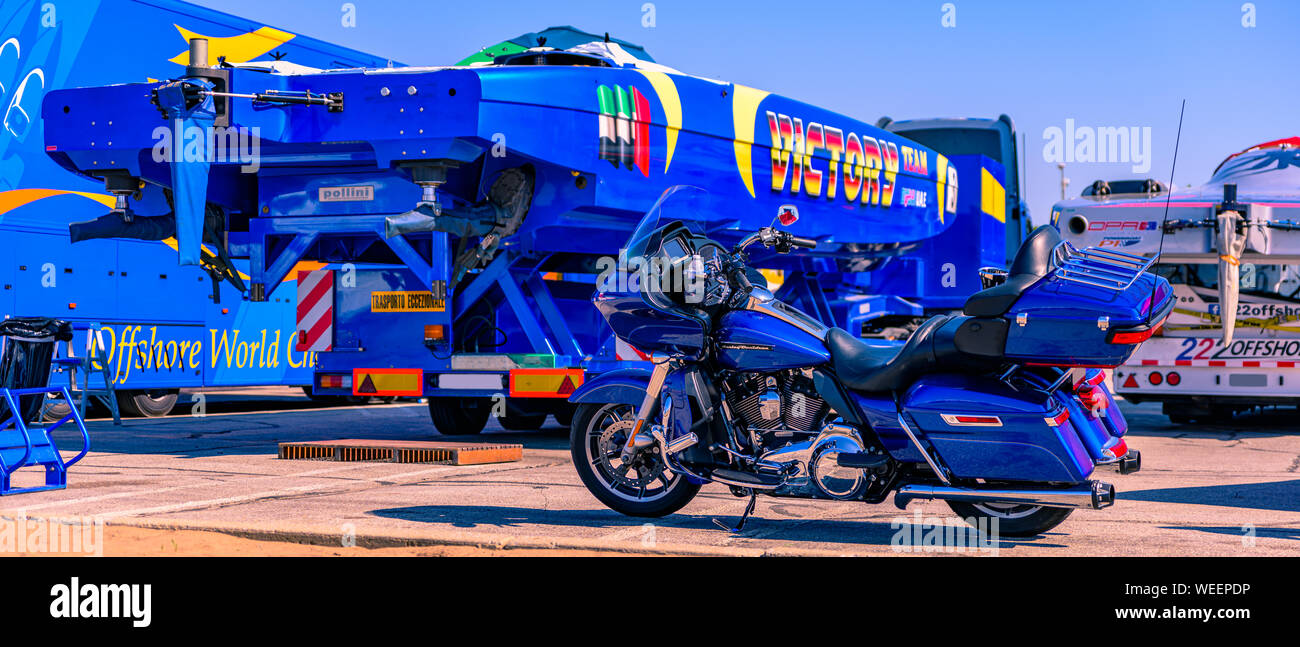 2019 Super barca Grandi Laghi Grand Prix Day 1, Dry Box vittoria del team 2018 Champions barca sul rimorchio con la corrispondenza dei colori Harley Davidson sul display. Foto Stock