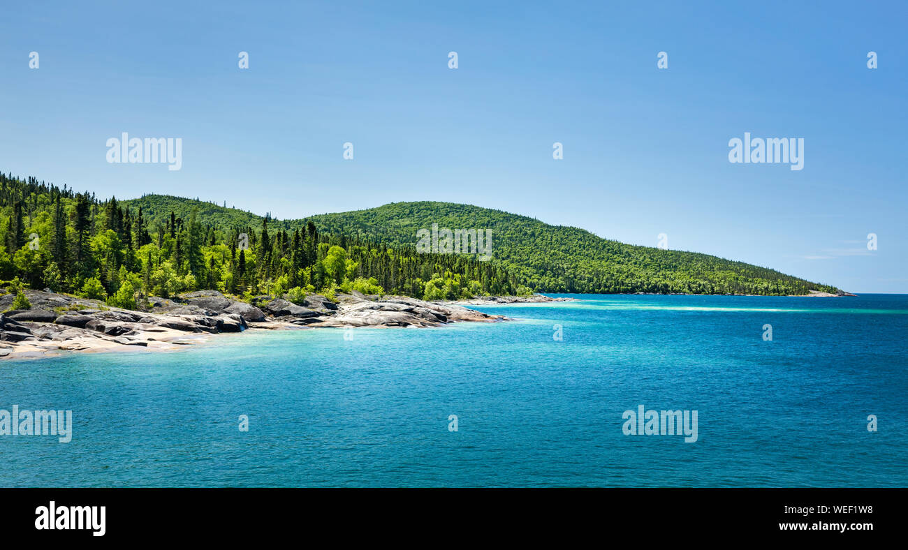 Vista panoramica della foresta attraverso le bellissime acque azzurre del lago Superior a Neys Provincial Park, Ontario, Canada Foto Stock