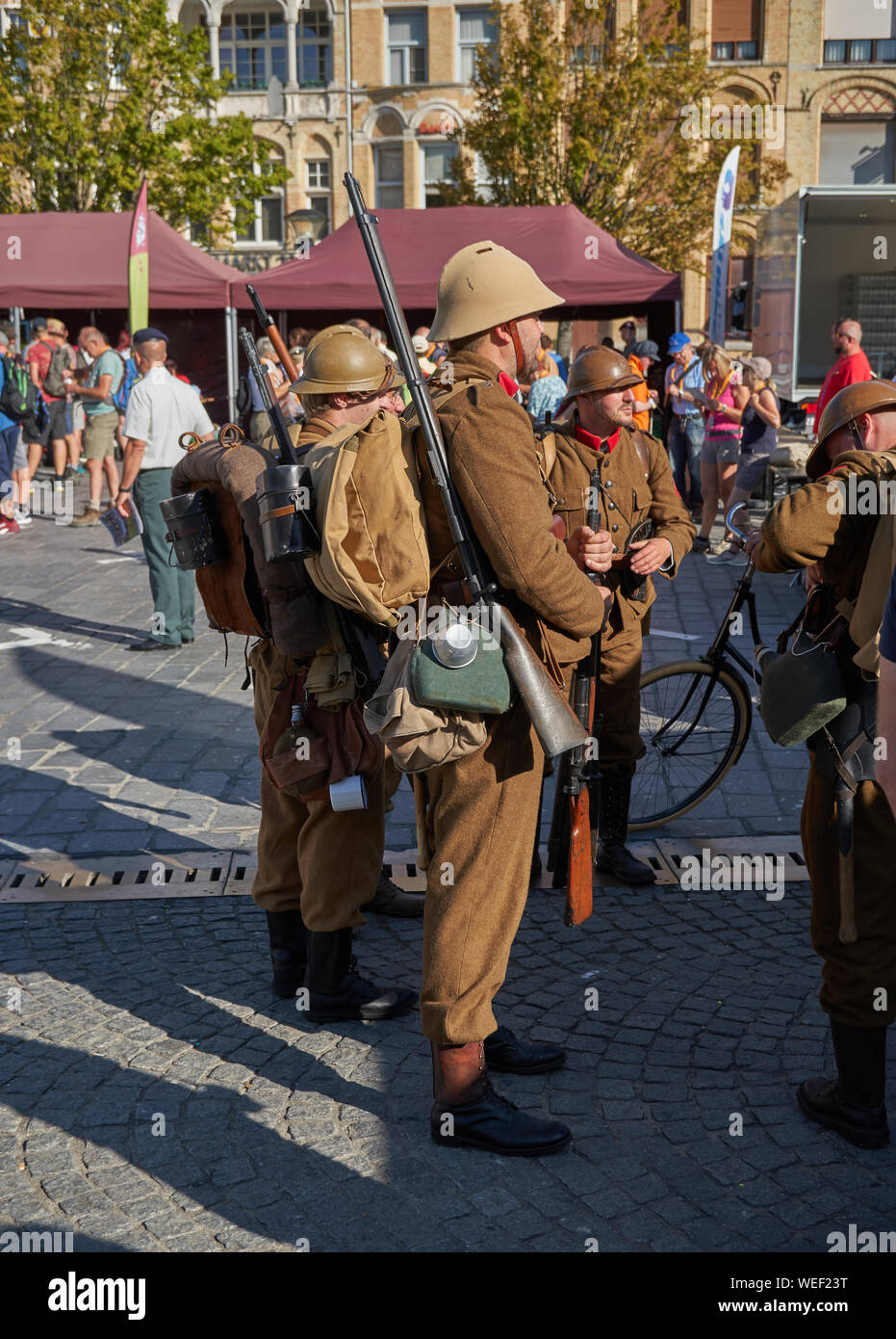 Reenactors nella Prima Guerra Mondiale esercito francese e infermiere abiti al di fuori della sala di stoffa. Ypres. Belgio, Agosto 2019 Foto Stock
