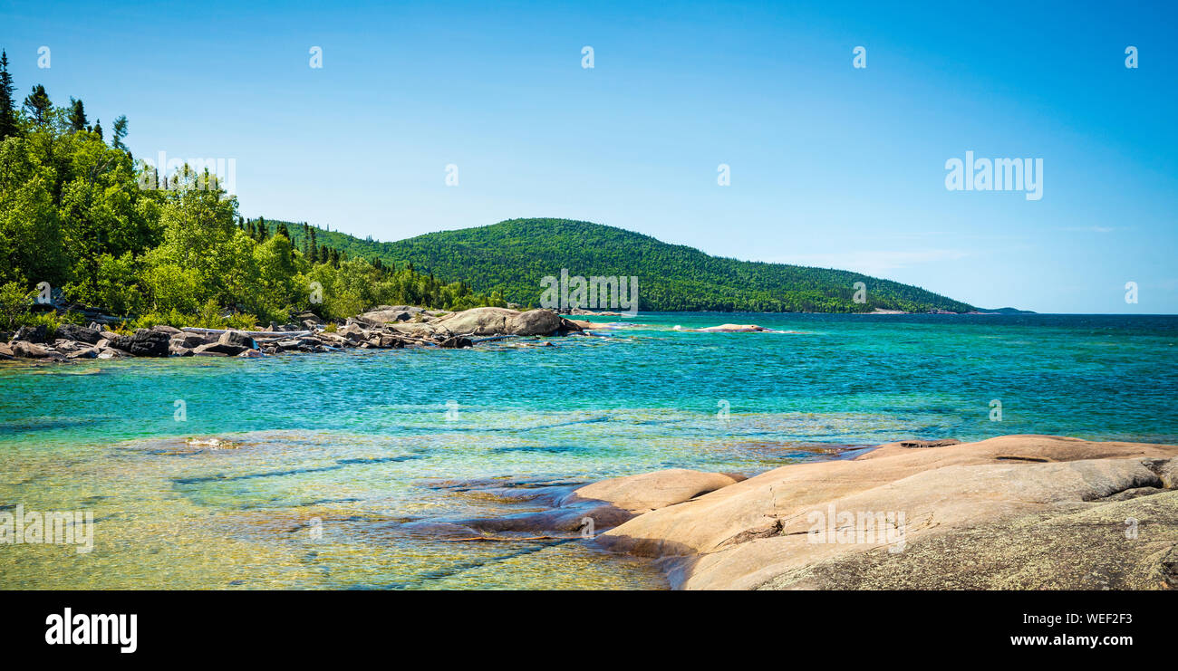 Vista da rocce lungo il sotto il Vulcano Trail sulla bellissima costa rocciosa del Lago Superiore al Neys Provincial Park, Ontario, Canada Foto Stock